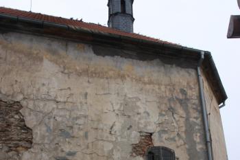 Zřetelný šev v jižní zdi mezi lodí a presbytářem ( © Ivan Grisa 04/2010)