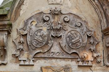 erb stavebíka nad portálem západního průčelí (© Pavel Zany Komárek 4. 8. 2012)