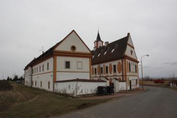 Fara (vpravo) a hospodářská budova od západu ( © Ivan Grisa 04/2010)