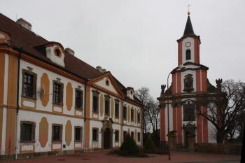 Fara a kostel od západu (© Ivan Grisa 04/2010)