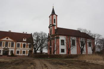 Fara a kostel od jihu ( © Ivan Grisa 04/2010)