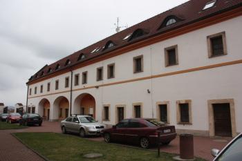 Hospodářská budova fary od jihovýchodu ( © Ivan Grisa 04/2010)
