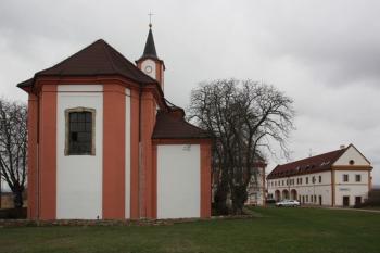 Kostel a fara od východu (© Ivan Grisa 04/2010)