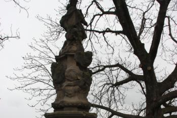 Svatojánské sousoší u staré silnice severozápadně od kostela ( © Ivan Grisa 04/2010)