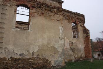 Jihovýchodní nároží lodi a jižní stěna presbytáře ( © Ivan Grisa 04/2010)