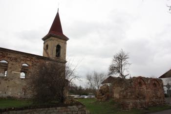 Věž kostela a zbytky márnice od severovýchodu ( © Ivan Grisa 04/2010)