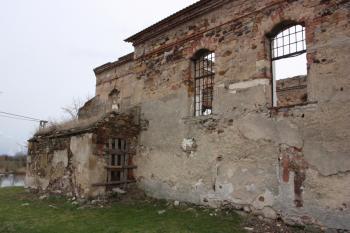 Východní část lodi a presbytář od severozápadu ( © Ivan Grisa 04/2010)