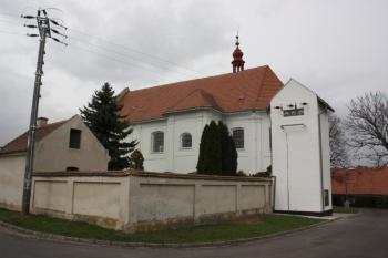 Kostel a trafostanice z roku 1924 od jihu, v popředí zeď hřbitova ( © Ivan Grisa 04/2010)