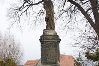 Socha sv. Floriána severně od kostela přemístěná ze zdemolovaných Ervěnic ( © Ivan Grisa 04/2010)