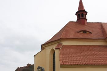 Presbytář od severu, v popředí obnovený pomník padlým z I. světové války ( © Ivan Grisa 04/2010)
