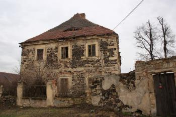 Bývalá fara od západu ( © Ivan Grisa 04/2010)