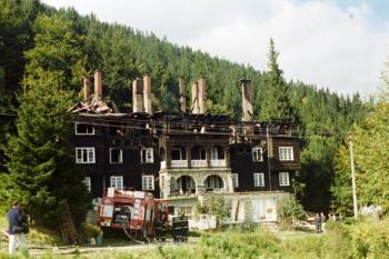 dohašování požáru Solárky 29. 9. 2002 ( © Jan P. Štěpánek 09/2002)
