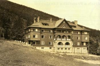 hotel Solárka v roce 1933 nedlouho po otevření ( © J. a J. Poláškovi: Historie beskydské turistiky, 2009)