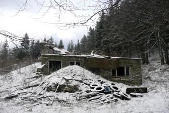 celkový pohled na pozůstatek kamenného přízemí chaty od severu ( © Jan P. Štěpánek 01/2010)