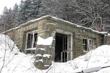 nároží bývalého kamenného přízemí chaty Solárka ( © Jan P. Štěpánek 01/2010)