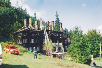 chata Solárka den po nočním požáru ( © Jan P. Štěpánek 2001)