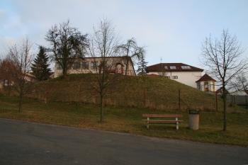 Terénní pozůstatky předešlé tvrze ( © Petr Nožička 11/2011)