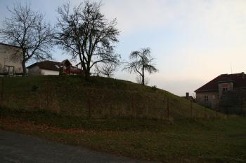 Terenní pozůstatky předešlé tvrze ( © Petr Nožička 11/2011)