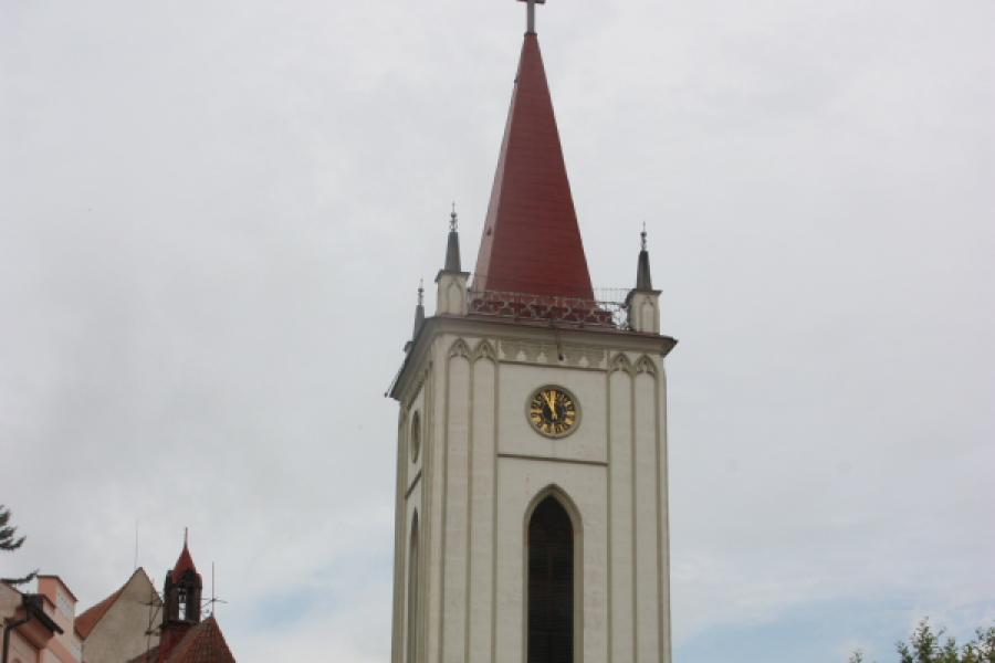 zvonice u kostela Nanebevzetí Panny Marie