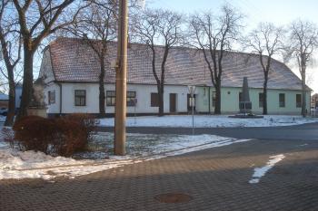 Pohled na budovu od fary (© Jaromír Schoffer, 04/2011)