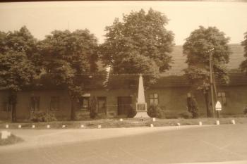 Náměstí a před hostincem památník obětem 2svět.války (obecní kronika asi 1960)