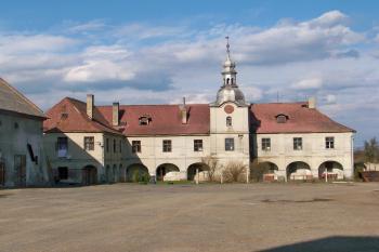 Pohled na zámek od vchodu do poplužního dvora (© Jan Šebek, 04/2010)