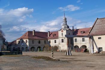 Pohled ze dvora (© Jan Šebek, 04/2010)