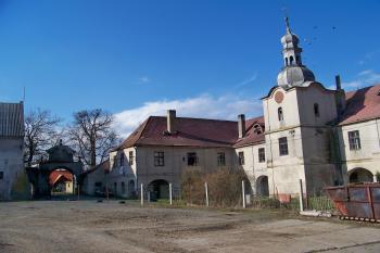 Pohled ze dvora na zámek a vstupní bránu (© Jan Šebek, 04/2010)