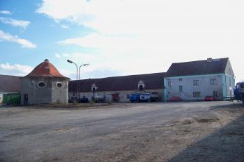 Pohled na bývalý poplužní dvůr směrem od zámku (© Jan Šebek, 04/2010)