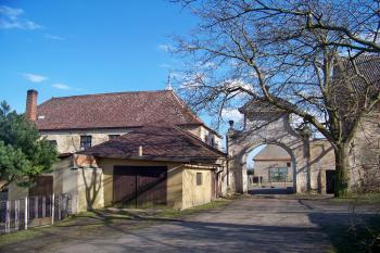 Vstupní brána a cesta do zámku (© Jan Šebek, 04/2010)