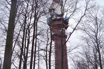 Další pohled na rozhlednu (© Jan Šebek, 04/2010)