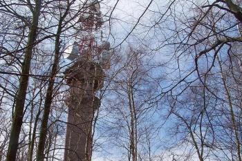 Rozhledna z přístupové strany (© Jan Šebek, 04/2010)