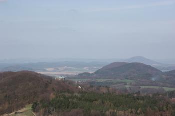 Pohled z rozhledny k severozápadu, v popředí hrad Houska ( © Ivan Grisa 04/2010)