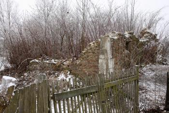 Pohled na nároží torza tvrze (© Martin Kabeláč, 12/2007)
