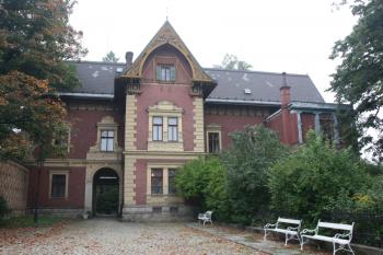 Hlavní (západní) průčelí ( © Ivan Grisa 09/2010)