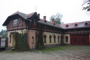 Bývalá hospodářská budova ( © Ivan Grisa 09/2010)