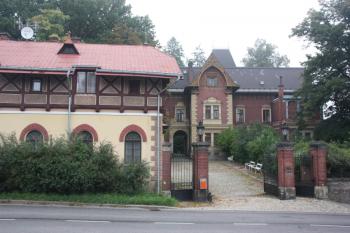 Pohled hlavním vjezdem ( © Ivan Grisa 09/2010)