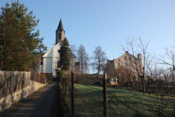 Kostel a stará škola od jihu ( © Ivan Grisa 04/2010)