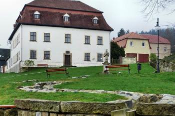 Budova fary v Jiřetíně pod Jedlovou ( © František Kinař 05/2017)