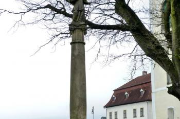 Sloup svatého Vavřince na náměstí v Jiřetíně pod Jedlovou ( © František Kinař 05/2017)
