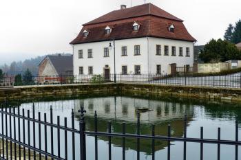 Budova fary v Jiřetíně pod Jedlovou ( © František Kinař 05/2017)