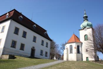 Kostel a fara od severovýchodu ( © Ivan Grisa 04/2010)