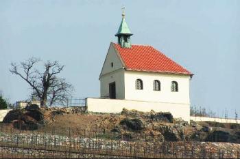 Kaple od jihu ze zahrad zámku Trója ( © Petr Turyna 04/2004)