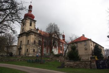 Kostel a fara od jihozápadu ( © Ivan Grisa 04/2010)