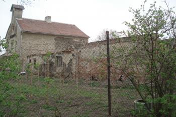 pohled z pravé části na již bourané obytné křídlo (© Jaromír Schoffer, 04/2010)