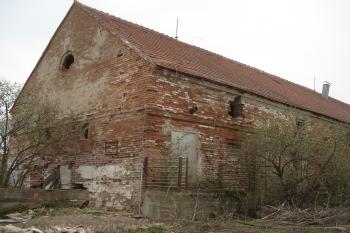 pravá hospodářská budova (© Jaromír Schoffer, 04/2010)