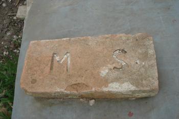 cihla ze stavby s pečetí monogramem M S. Mitrovský Sokolnice (© Jaromír Schoffer, 04/2010)