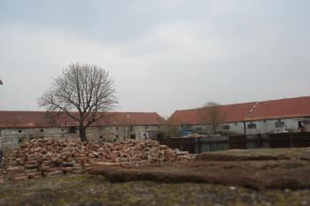 pohled do dvora přes zbořené obytné křídlo (© Jaromír Schoffer, 04/2010)