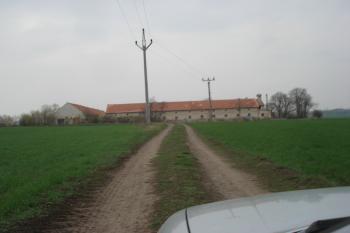 pohled od polní cesty z Otmarova na boční křídlo (© Jaromír Schoffer, 04/2010)