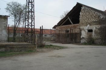 hlavní vjezd do dvora (© Jaromír Schoffer, 04/2010)